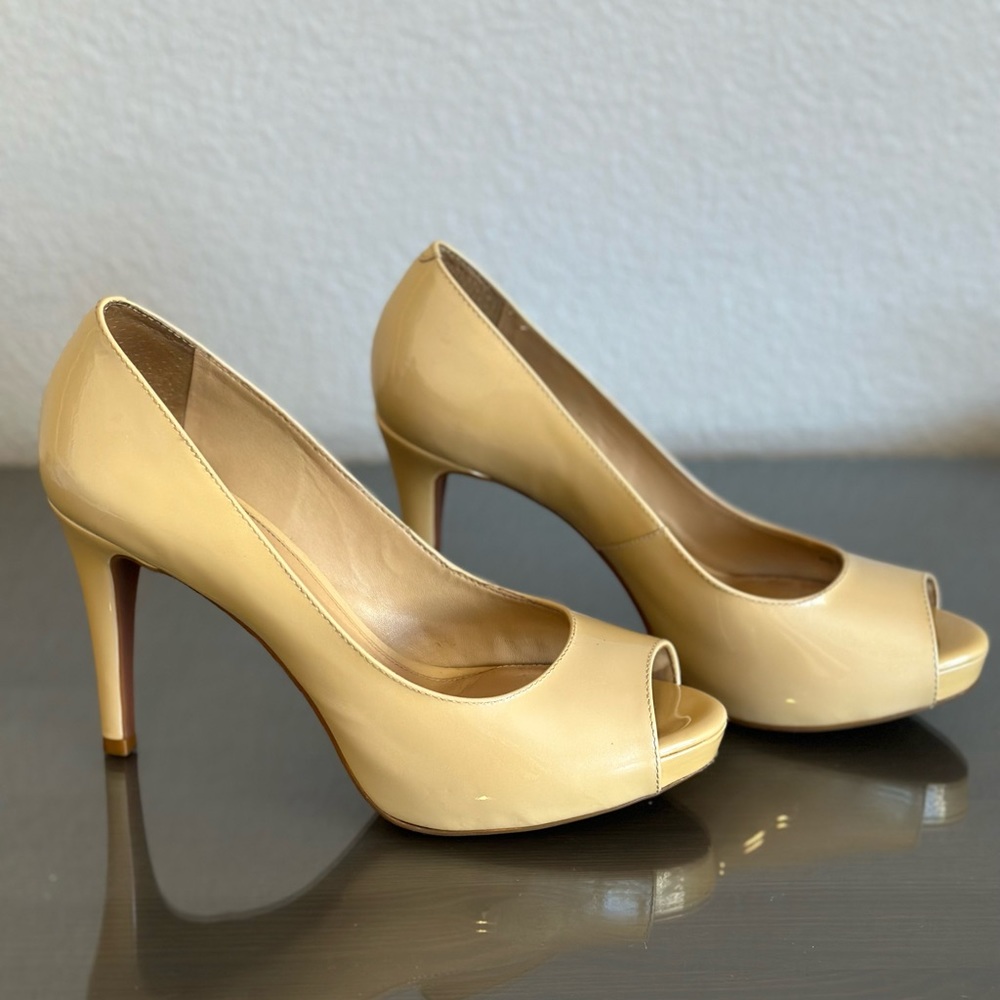 Beautiful patent leather peep toe heels size 9. Very comfortable with cushion
